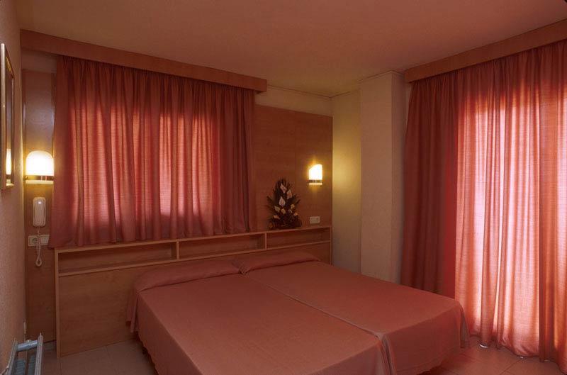 Sant Jordi Boutique Hotel Calella Habitación foto A bedroom in a hotel
