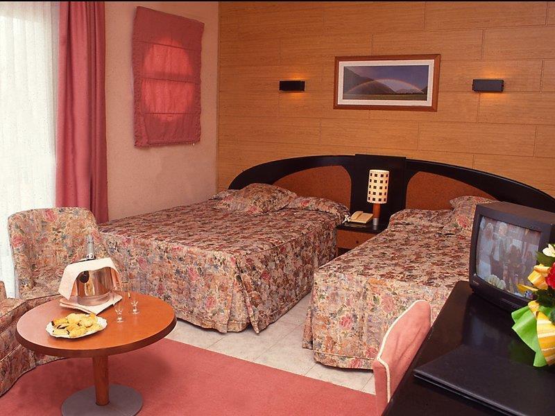 Sant Jordi Boutique Hotel Calella Exterior foto A typical hotel room