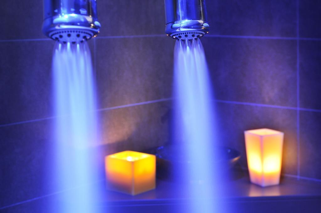 Sant Jordi Boutique Hotel Calella Exterior foto A shower with blue LED lighting