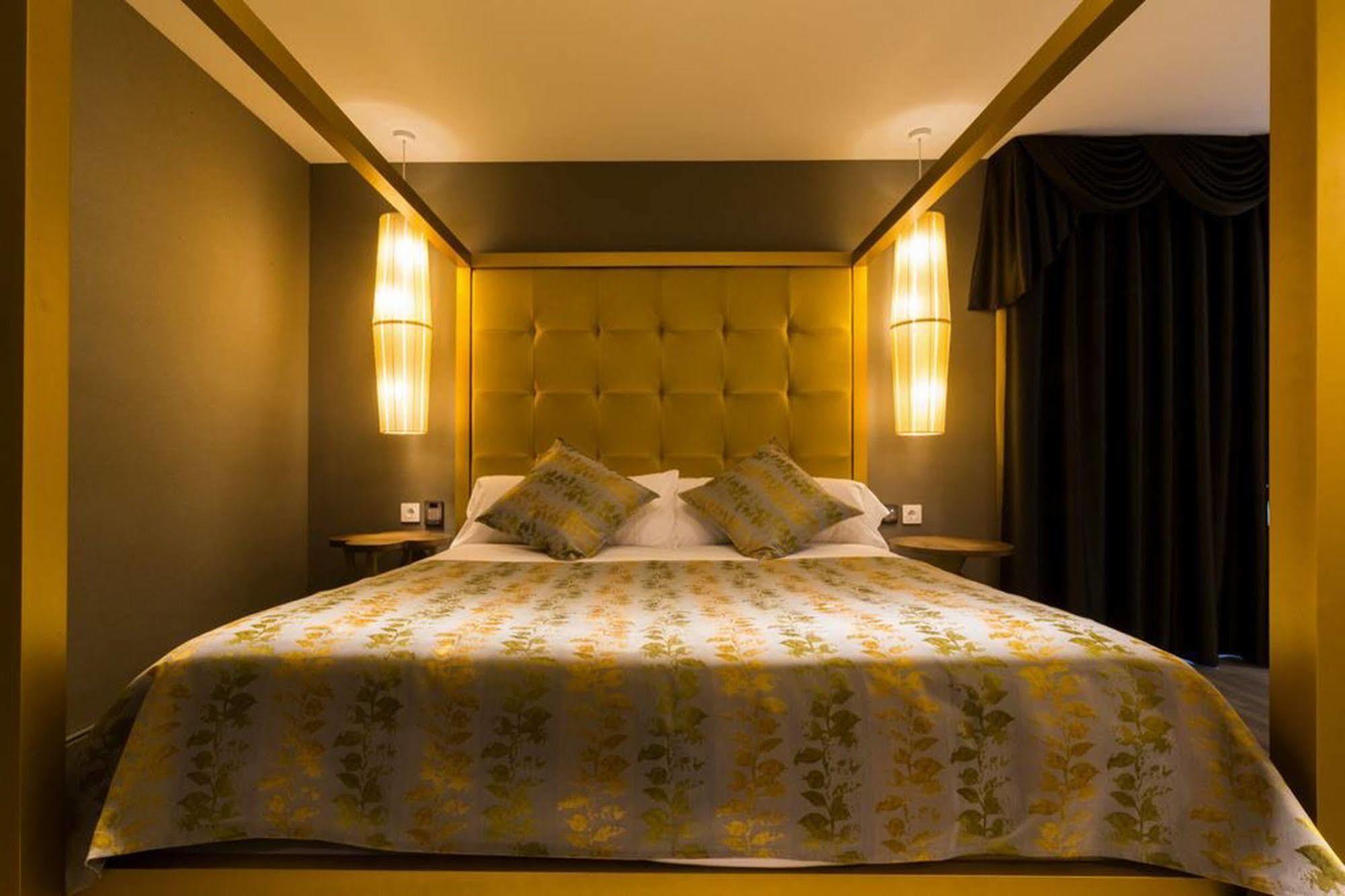 Sant Jordi Boutique Hotel Calella Exterior foto A bedroom at the hotel